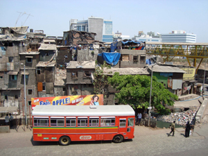 Quartier de Bandra, une passerelle a été nouvellement construite pour relier la gare au quartier d'affaire "Bandra-Kurla complex", Mumbai (mars 2009)